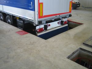 Piattaforma mobile per carico/scarico mezzi pesanti